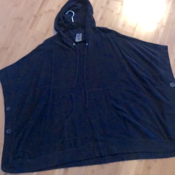 Queen Collection Black Poncho - Picture 1 of 5